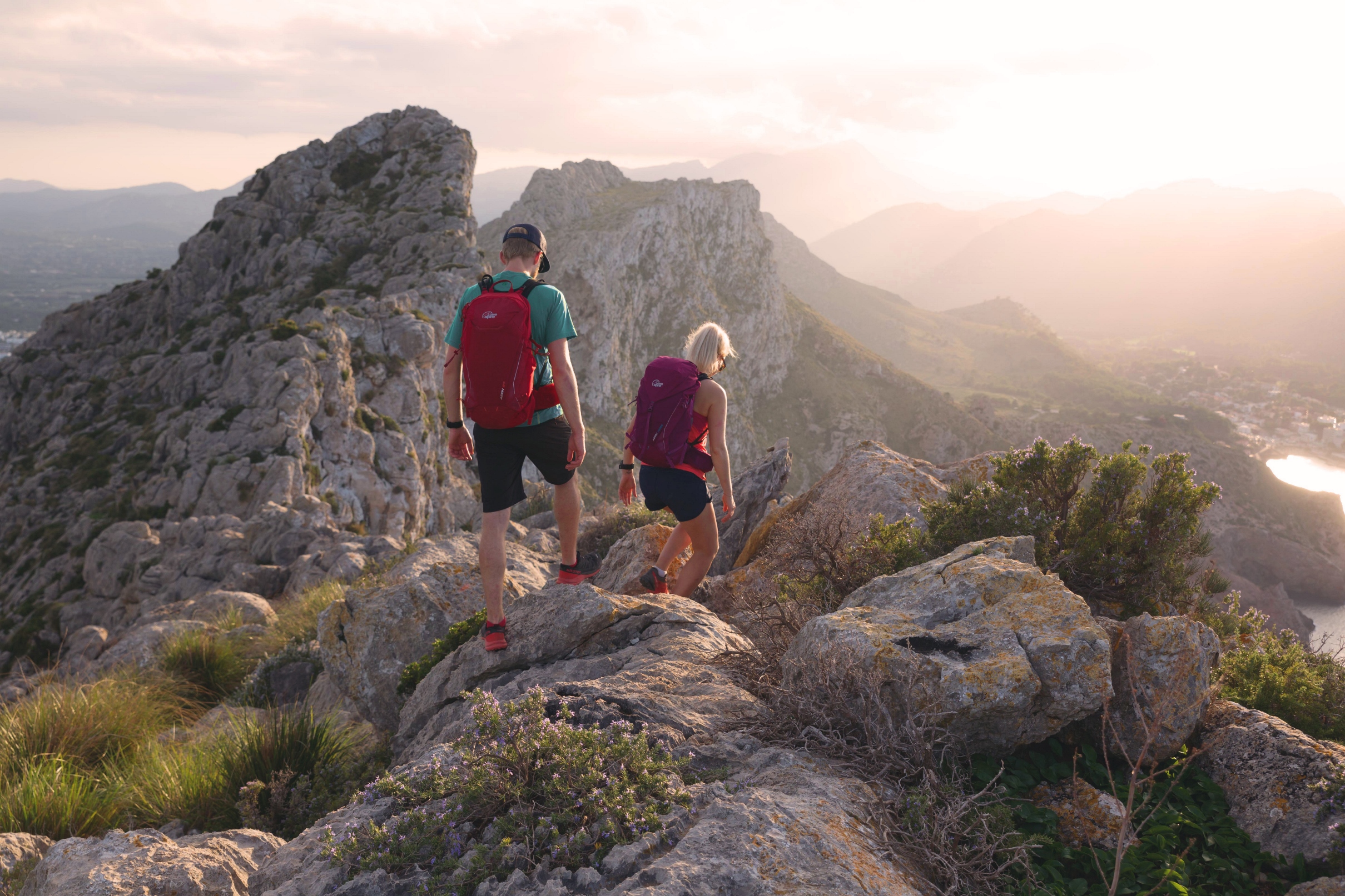 Man en vrouw wandelen in de gebergte door de rotsen