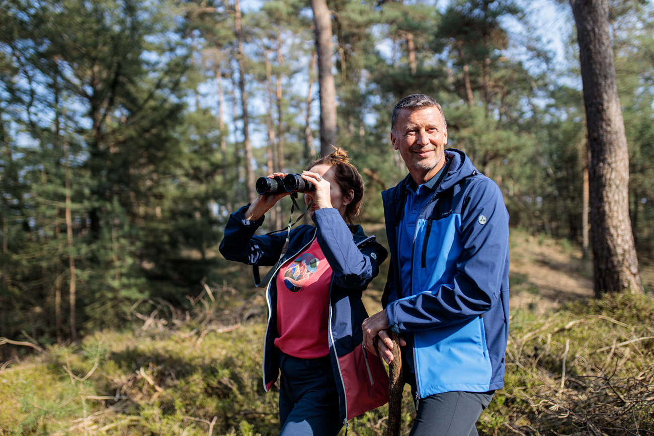 afbeelding van 2 wandelaars in softshell jassen.