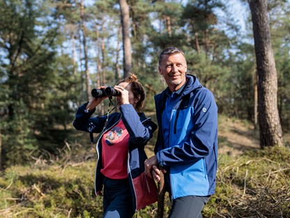 afbeelding van 2 wandelaars in softshell jassen.