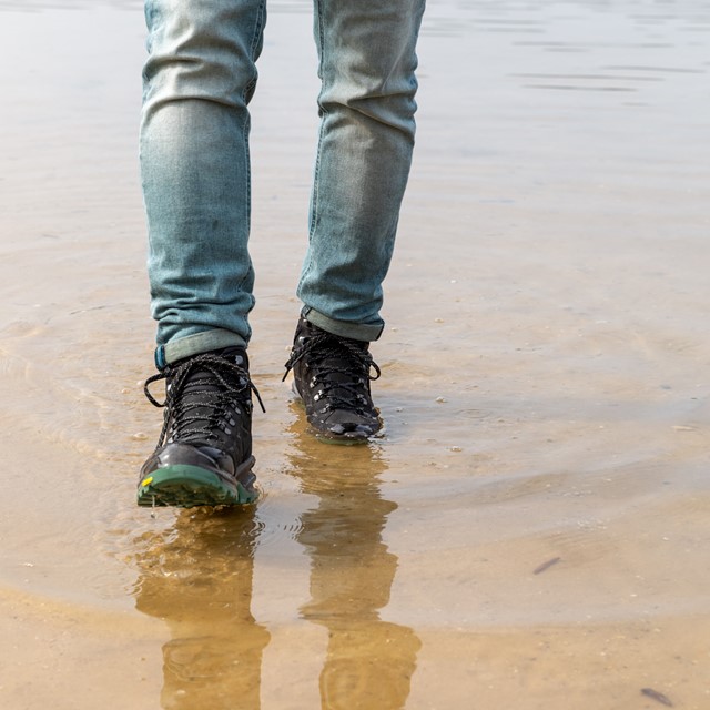 Wandelaar loopt door het water met de Grisport Terrain Mid.