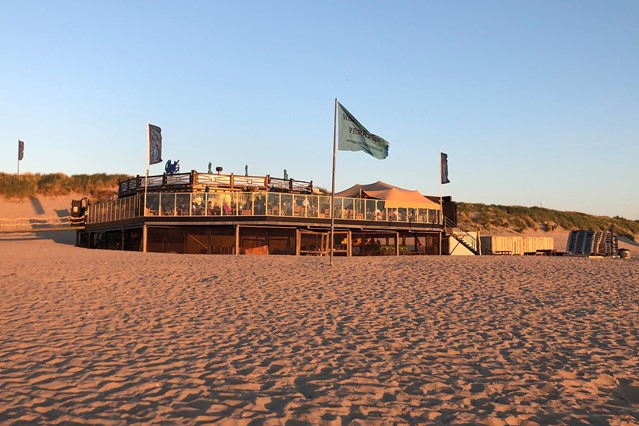 Gouden licht op Beachclub Perry's in Scharendijke.