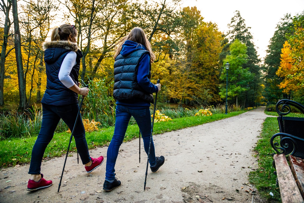 Duo aan het Nordic walken