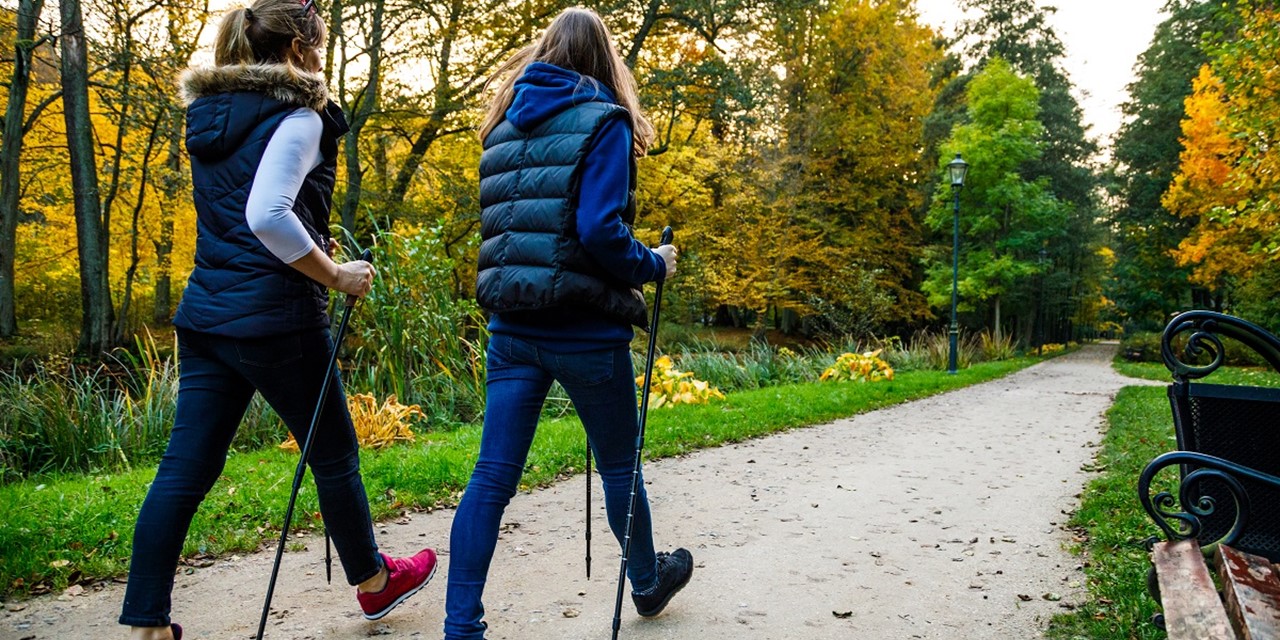 Duo aan het Nordic walken