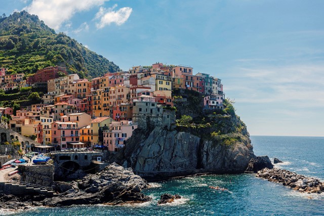 kleurrijke huisje in Cinque Terre aan zee.