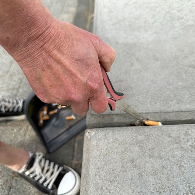 Peuken pakken met een tangetje. (Foto: © Anton Damen)