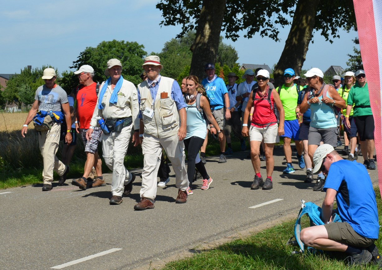 Deelnemers zonnige Vierdaagse in Nijmegen