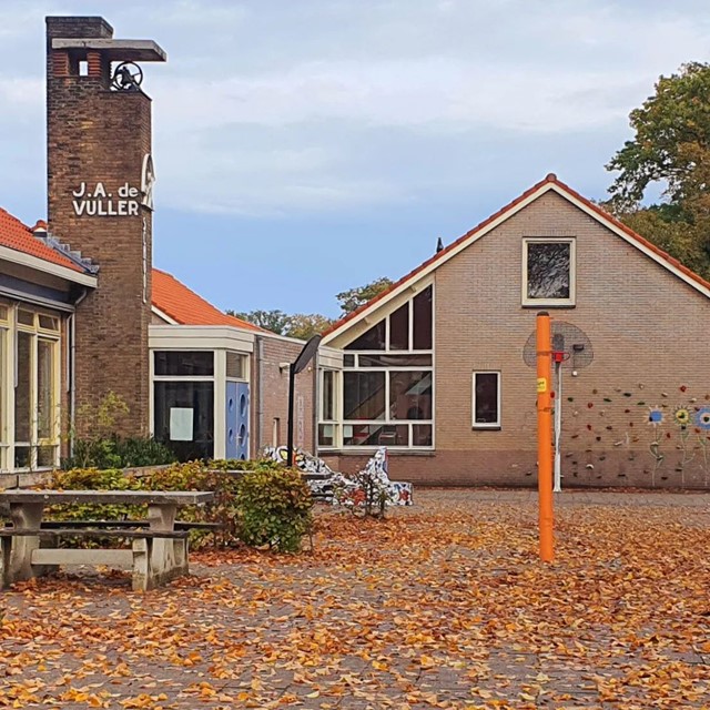 afbeelding van een oude school in Gorssel met herfstblaadjes