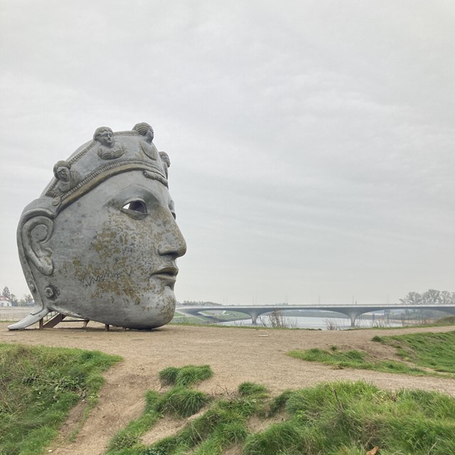 afbeelding van het Romeinse masker aan de Waal in Nijmegen.