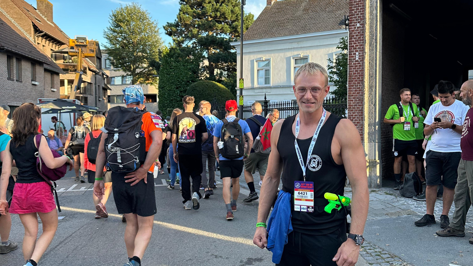 Sanne Wandelt Lang(E Afstanden) Met… Michael Kloosterman