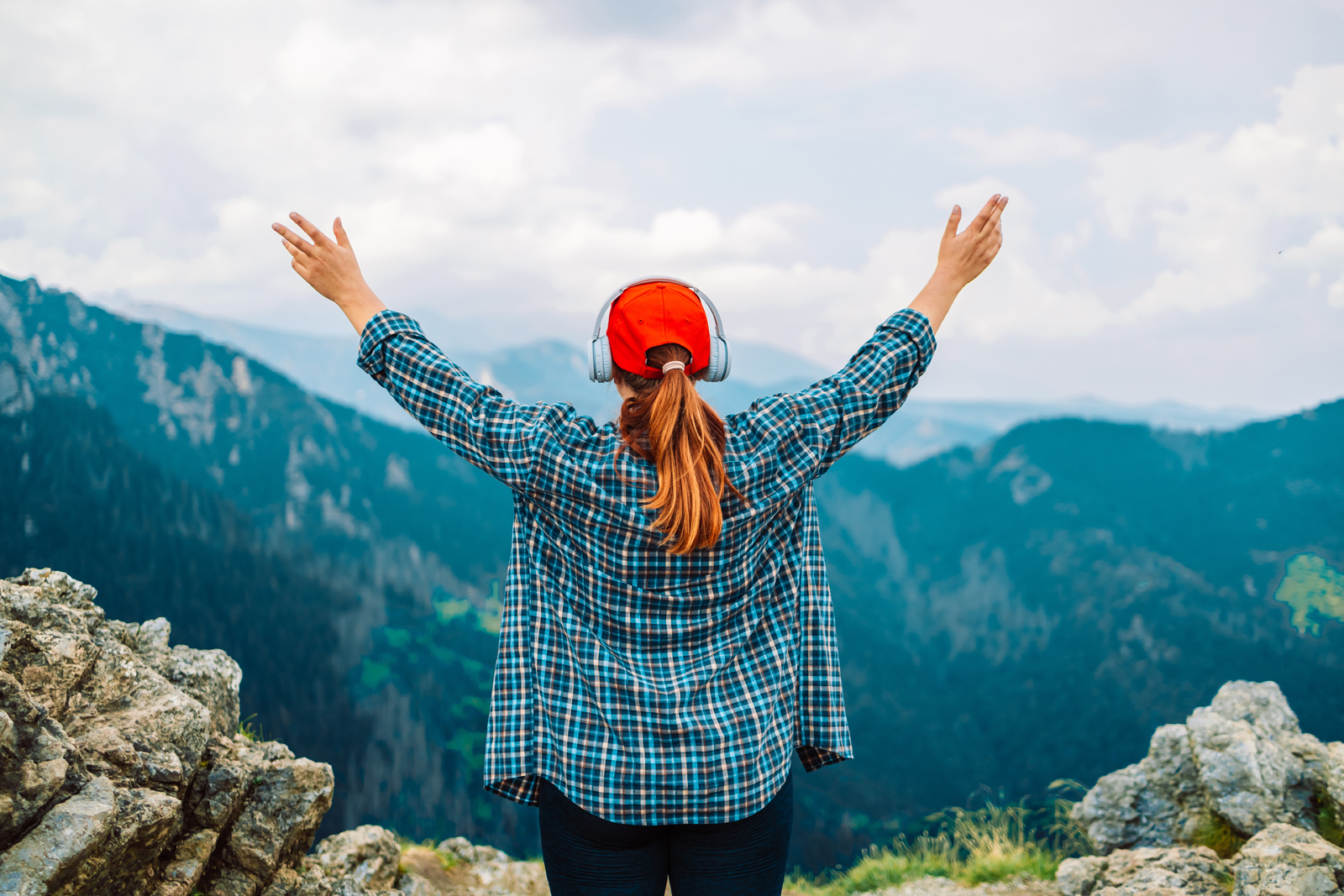 De leukste podcasts voor tijdens het wandelen.