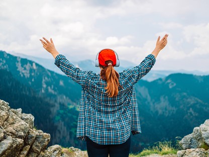 De leukste podcasts voor tijdens het wandelen.