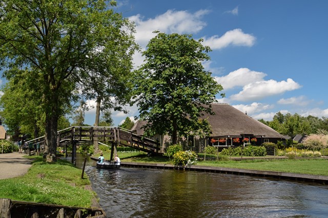 afbeelding van mensen op een bootje in Giethoorn.