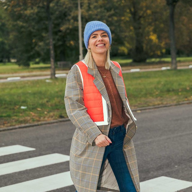 afbeelding van een vrouw met een oranje fluor hesje.
