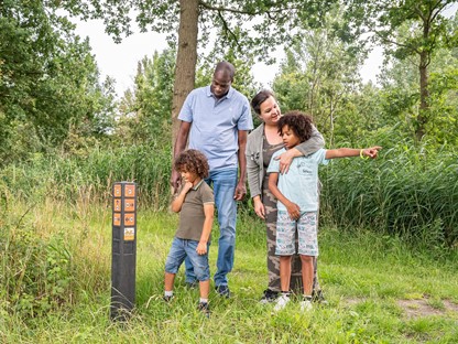 Gezin in de natuur