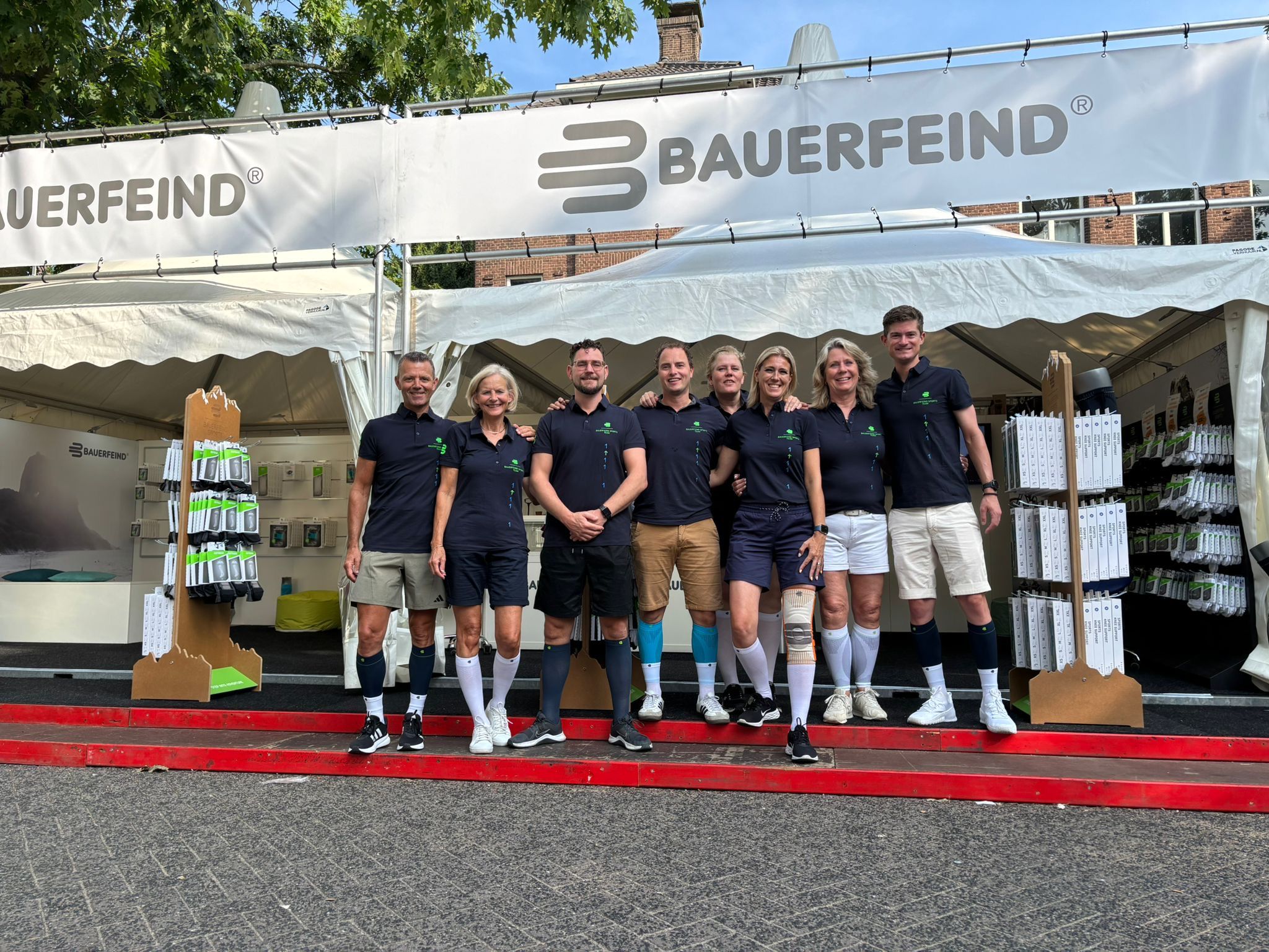Team Bauerfeind zichtbaar voor hun stand tijdens de 4Daagse