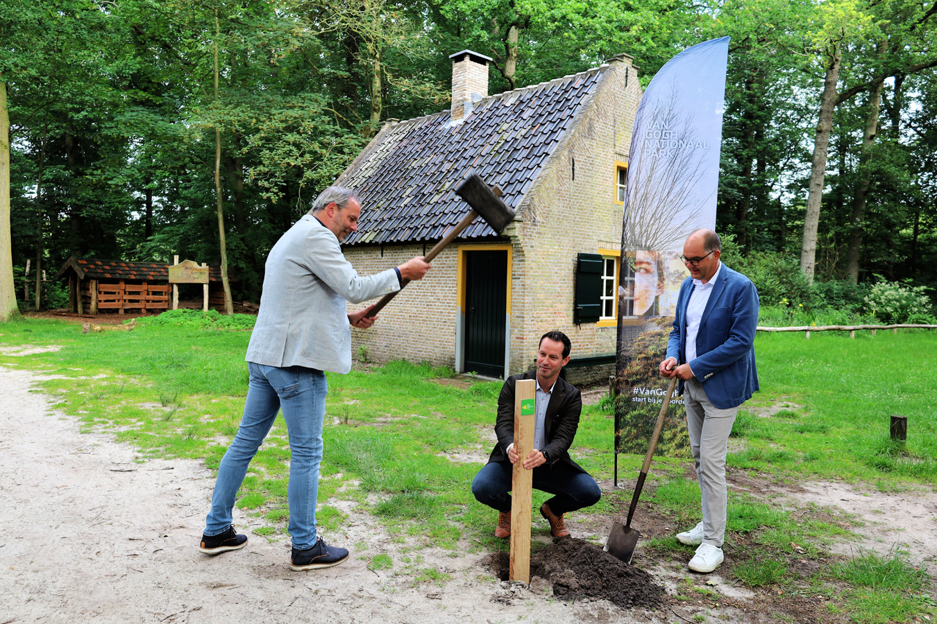 afbeelding van de eerste paal die wordt gezet.