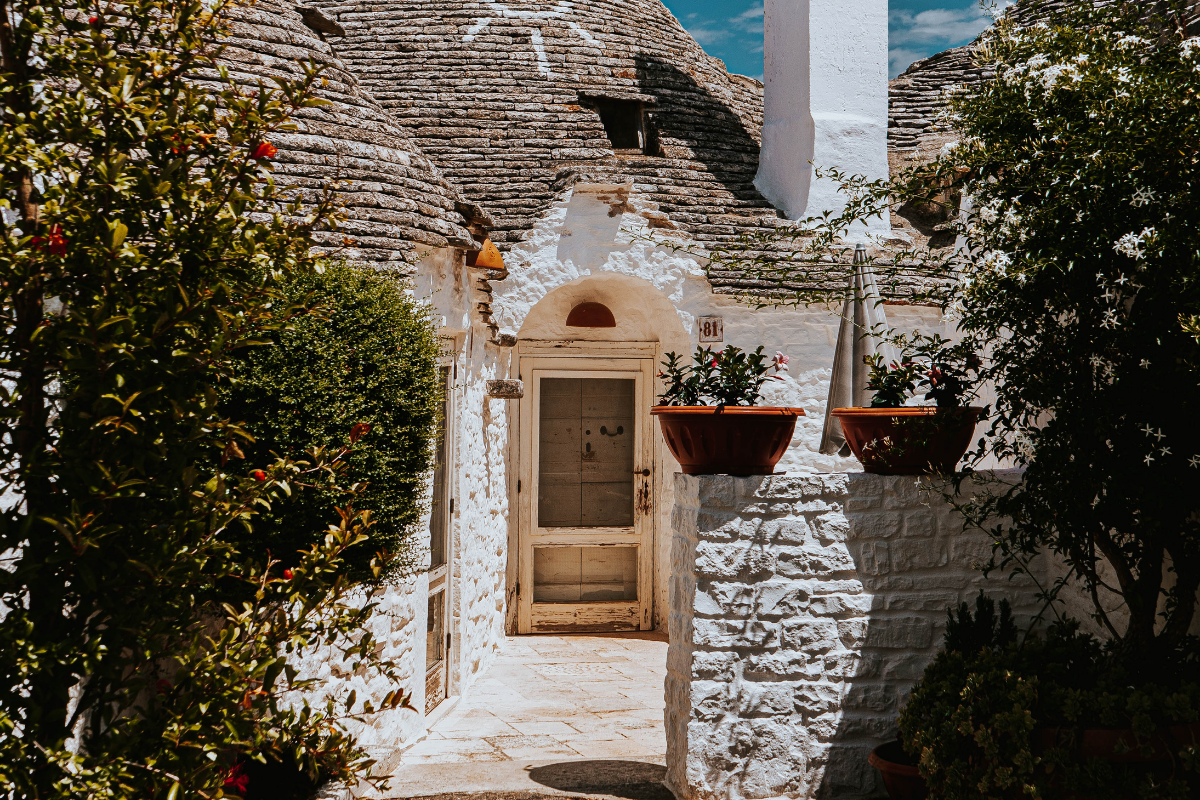Wandelreis Italië Cammino Materano, Van Bari Naar Matera Witte Stenen Huisjes In Puglia
