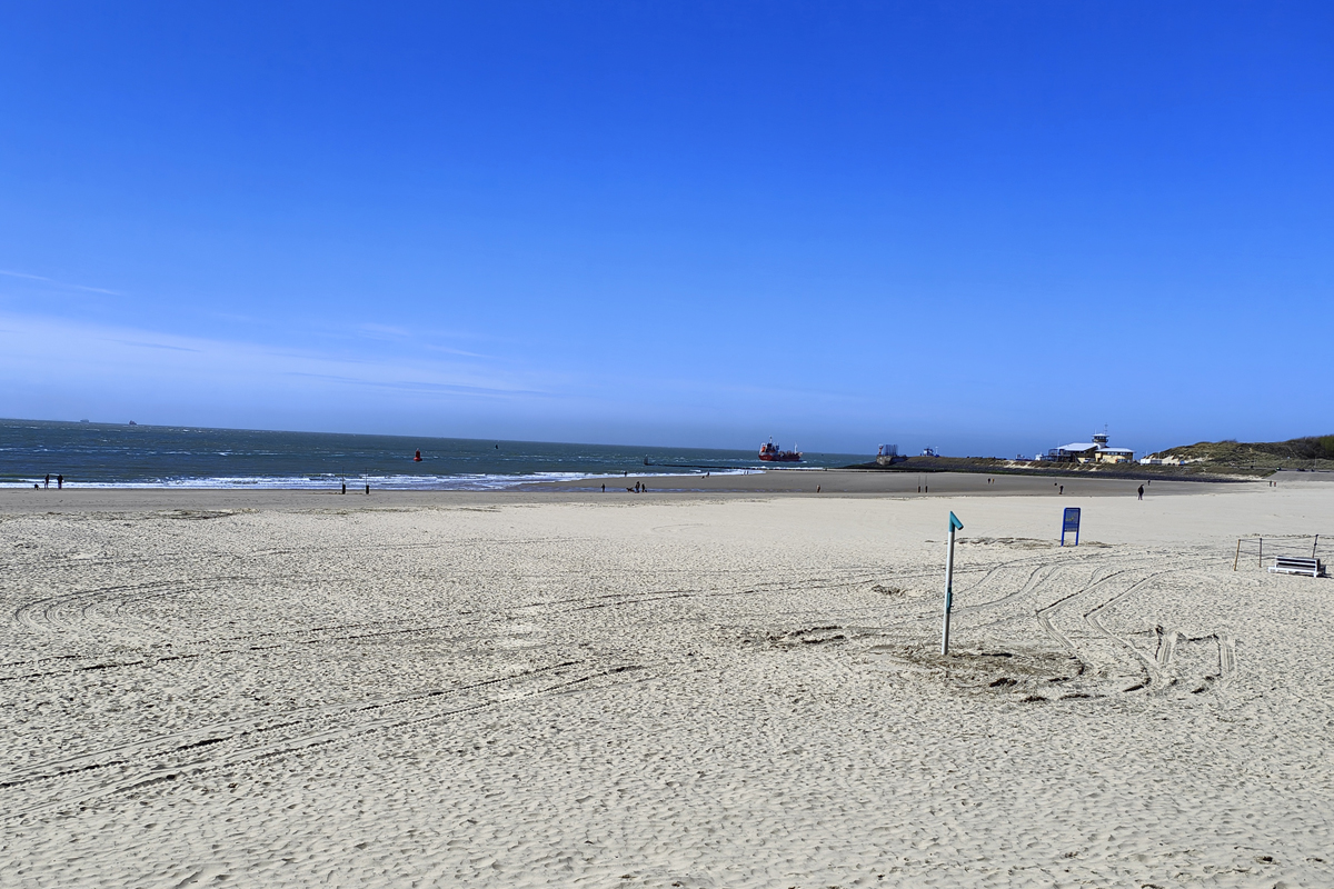 afbeelding van het strand en een blauwe lucht.