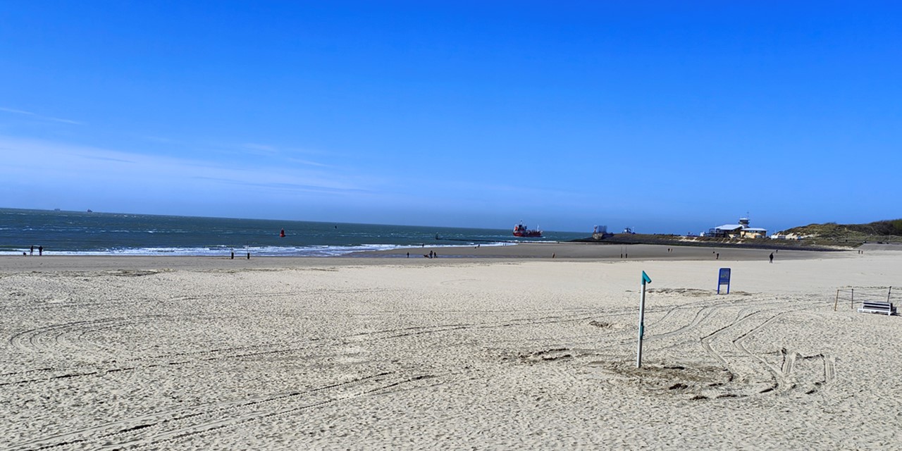 afbeelding van het strand en een blauwe lucht.