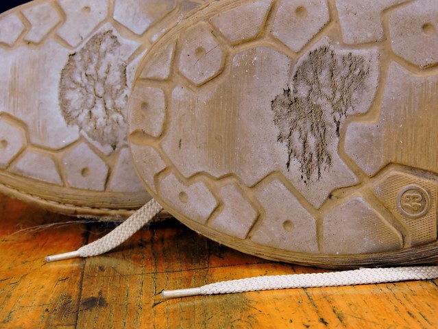 Versleten buitenzool van wandelschoenen