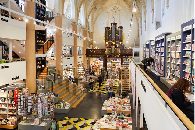 afbeelding van een boekhandel met een oud kerkorgel.
