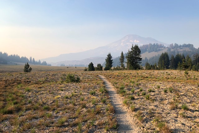 Pacific Crest Trail dit zijn de do's en don'ts, pad in de natuur.