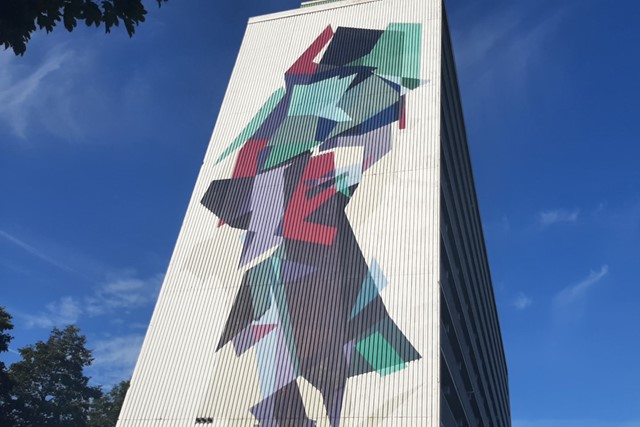 afbeelding van een mural van Marcel Thelen op de oostzijde van flatgebouw De Bongerd.