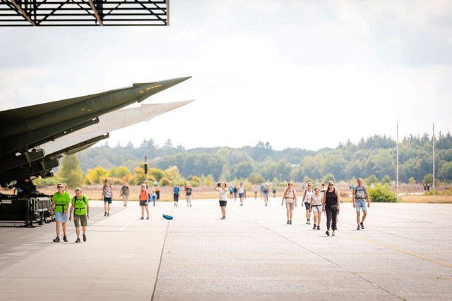 wandelaars op Vliegbasis Soesterberg.