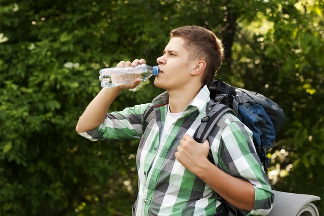 drinkende man