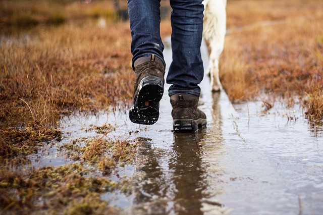 Wandelen door regenplas