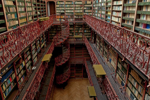 afbeelding van een kamer in de bibliotheek met krullerige reling.