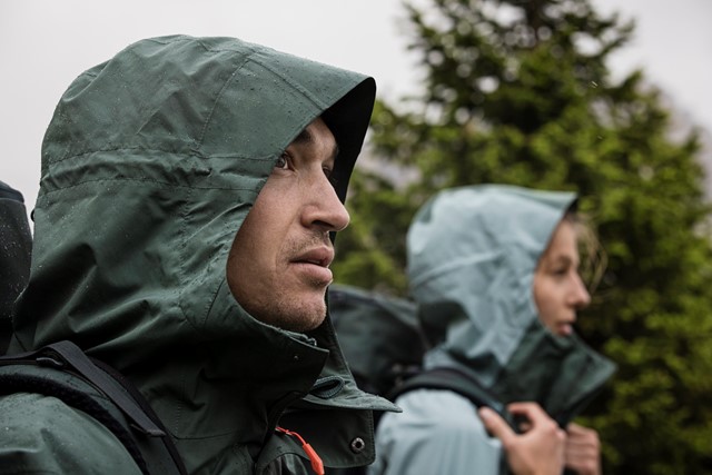 Twee mensen dragen een PFAS-vrije regenjas van VAUDE