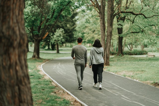 afbeelding van twee wandelaars in het park.