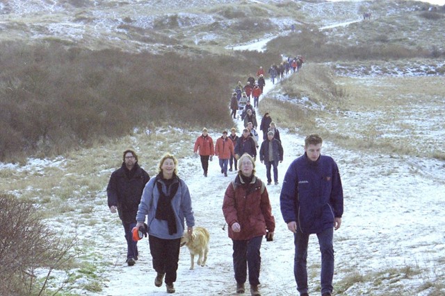 wandelaars in de sneeuw tijdens de 'Halve van Egmond' in januari 2003.