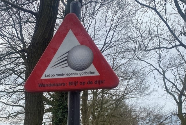Bordjes En Markeringen Tijdens Het Wandelen Inzending 7