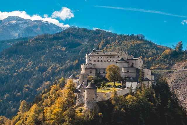 afbeelding van een prachtig uitzicht op kasteel Hohenwerfen.