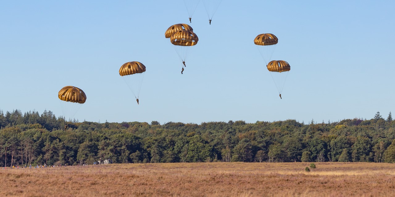 paratroopers in de lucht boven de Ginkelse Heide tijdens 75 jaar Bevrijding