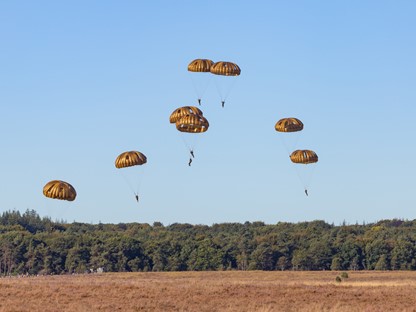 paratroopers in de lucht boven de Ginkelse Heide tijdens 75 jaar Bevrijding