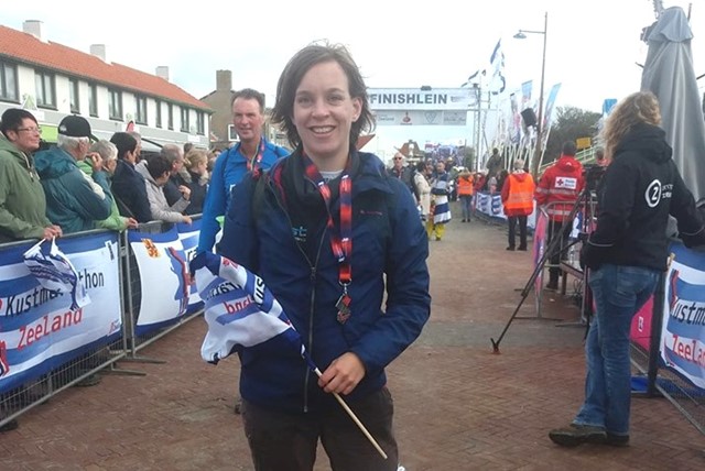 Saskia aan de finish