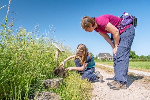 Ellen en Agnes bekijken een blok hout.