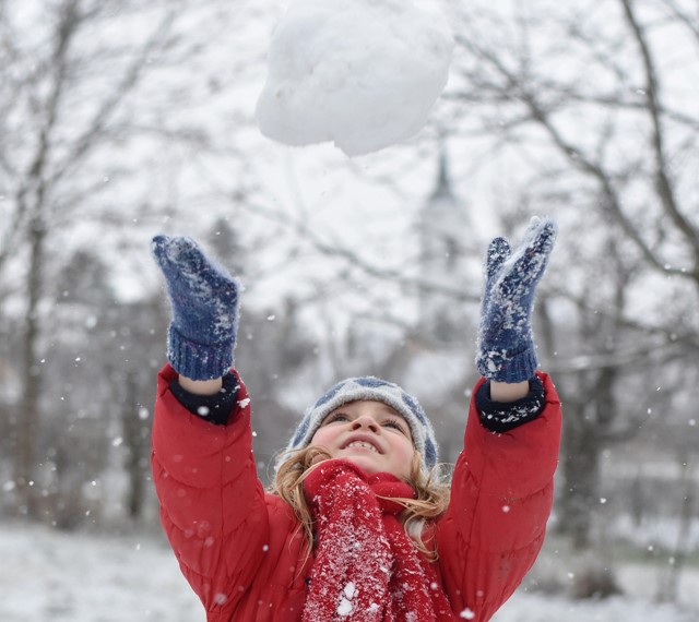 Kind met sneeuwbal