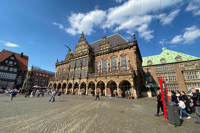 gevel van het stadhuis en een plein in Bremen.