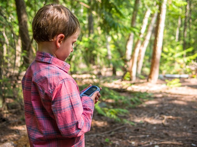 Kind met een GPS tracker
