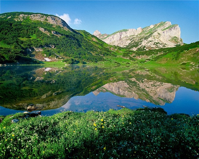Weerspiegeling van de bergen in het water - Foto: Alpbachtal Seenland Tourismus