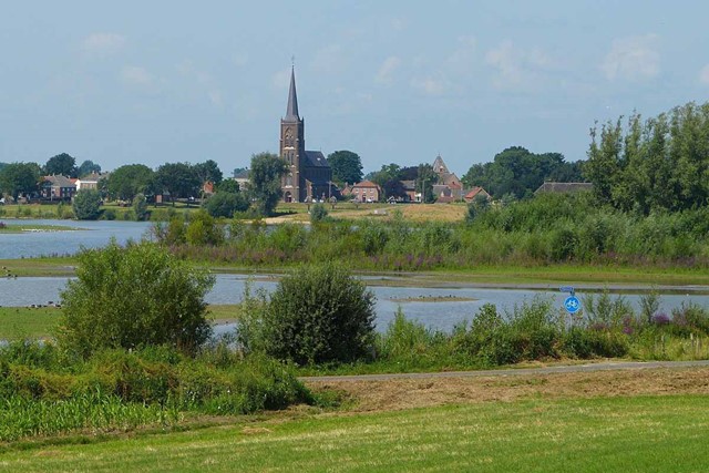 rivierenlandschap en kerk in Batenburg bij Wijchen