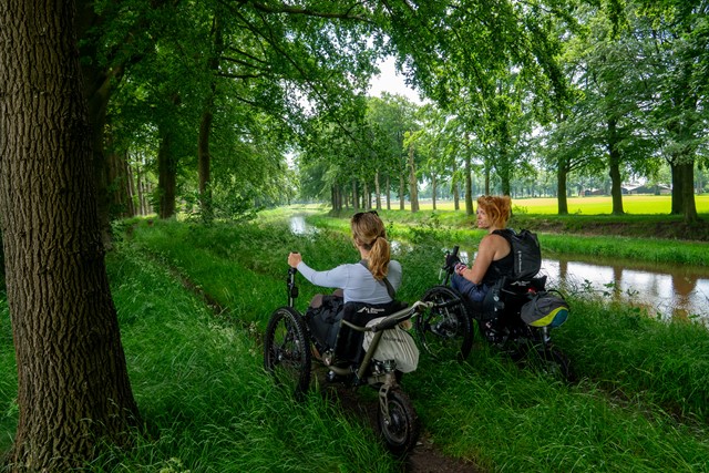 Rolstoelwandelaars op weg naar Laren, Pieterpad etappe 12  credit: Moving Beyond Limits / David Opdam 