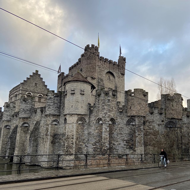afbeelding van Gravensteen in Gent, waar je in de Maeterlinkwandeling langs loopt.