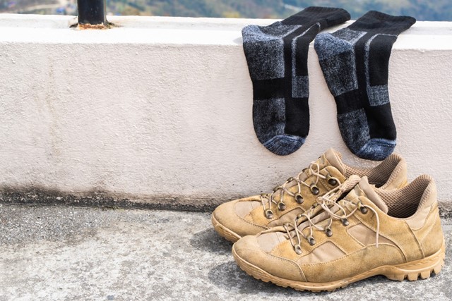afbeelding van wandelsokken die drogen in de buitenlucht.