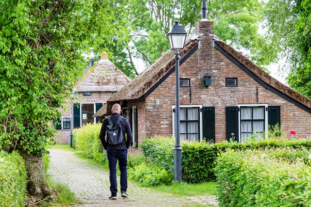 afbeelding van een wandelaar bij  Bezoekerscentrum De Wieden.