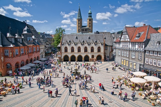 Stadhuis en marktplein van de UNESCO-werelderfgoedstad Goslar (© GMG, Stefan Schiefer)